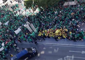 Trabajadores de la Enseñanza protestan ante la Consejería (Ayuso, PP) y la policía (Marlaska, PSOE) los reprime