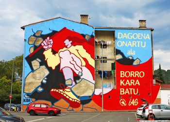 EKIDA pinta un mural en Ordizia con el lema del próximo Gazte Topagune Sozialista