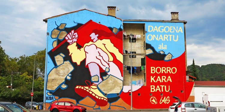 EKIDA pinta un mural en Ordizia con el lema del próximo Gazte Topagune Sozialista