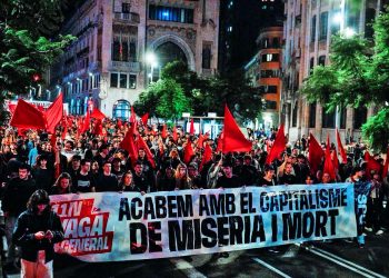 Las calles de Barcelona volvieron a llenarse con banderas rojas para denunciar los asesinatos de Olga, Javier y Maricarmen
