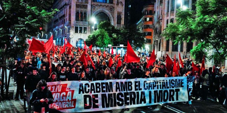 Las calles de Barcelona volvieron a llenarse con banderas rojas para denunciar los asesinatos de Olga, Javier y Maricarmen