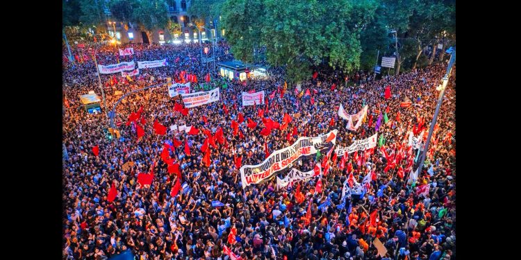 Masiva movilización en Barcelona por el derecho a la vivienda y contra la especulación