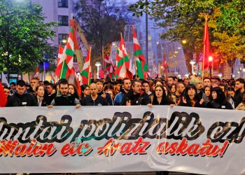 Cientos de personas se han manifestado en Bilbo para denunciar el montaje policial y exigir la liberación de Malen y Aratz