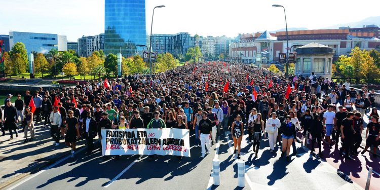 Convocados por IAS, miles de estudiantes se han manifestado en Bilbo contra la llegada de Quiles y el fascismo