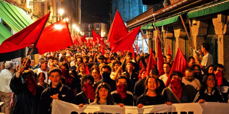 Manifestación de CMS: Banderas rojas y mil jóvenes en Compostela contra empresarios y rentistas, y por el socialismo