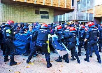 La Ertzaintza desahucia violentamente a una familia en Gasteiz, deteniendo al menos a 4 personas