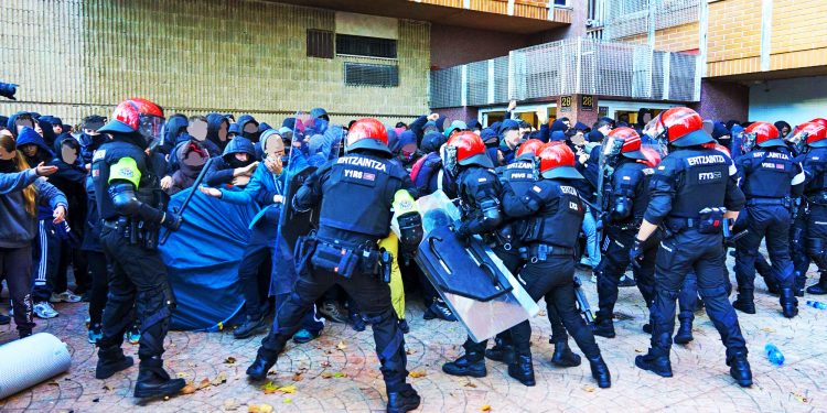 La Ertzaintza desahucia violentamente a una familia en Gasteiz, deteniendo al menos a 4 personas