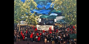La acampada por la vivienda de València rechazó el intento de desalojo por parte de grupúsculos fascistas