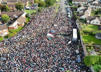 REINO UNIDO. Desfile de probritánicos generó movilización de miles en Irlanda del Norte