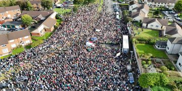 REINO UNIDO. Desfile de probritánicos generó movilización de miles en Irlanda del Norte