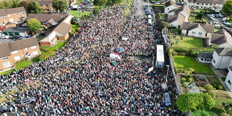 REINO UNIDO. Desfile de probritánicos generó movilización de miles en Irlanda del Norte