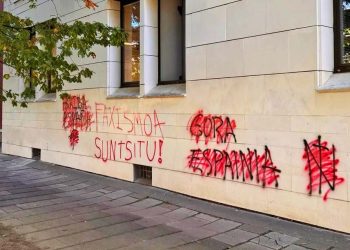 Antifascistas borran pintadas del Núcleo Nacional en el campus de la UPV-EHU de Donostia y pintan «Faxismoa suntsitu»
