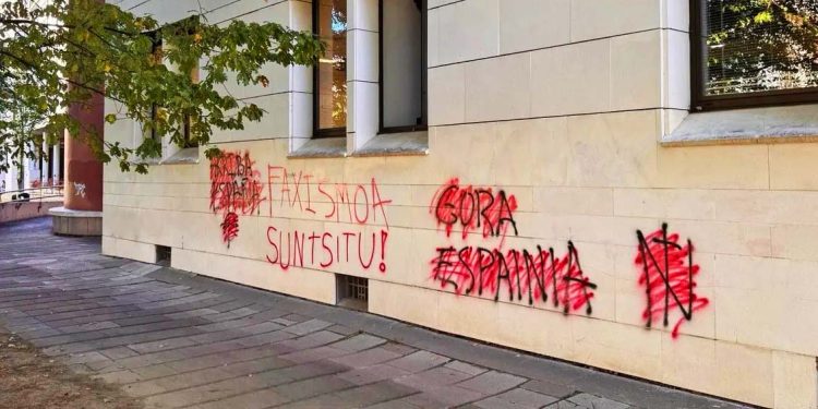 Antifascistas borran pintadas del Núcleo Nacional en el campus de la UPV-EHU de Donostia y pintan «Faxismoa suntsitu»