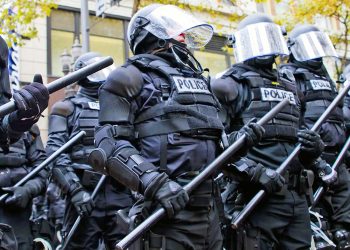 En el Estado francés y Alemania: Dos salvajes uniformados (vídeos)