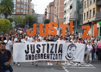 Miles de personas han exigido en Santurtzi justicia para Ander, asesinado por la Policía Municipal