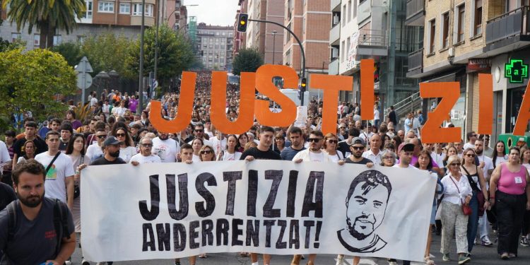 Miles de personas han exigido en Santurtzi justicia para Ander, asesinado por la Policía Municipal