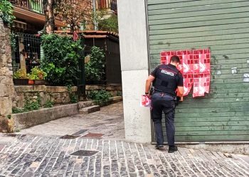 La Ertzaintza retira en Hondarribia carteles de GKS denunciando la muerte de Babacar Welle