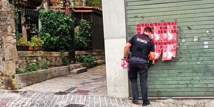 La Ertzaintza retira en Hondarribia carteles de GKS denunciando la muerte de Babacar Welle