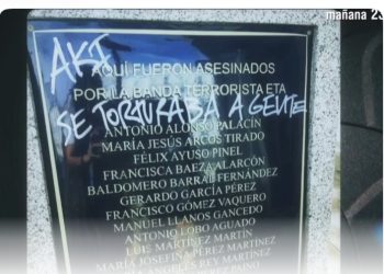 Una pintada recordando las torturas en la actual sede de la Comunidad de Madrid vuelve al «todo es ETA» del PP