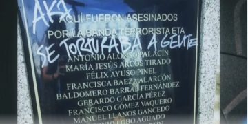 Una pintada recordando las torturas en la actual sede de la Comunidad de Madrid vuelve al «todo es ETA» del PP
