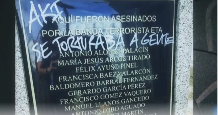 Una pintada recordando las torturas en la actual sede de la Comunidad de Madrid vuelve al «todo es ETA» del PP