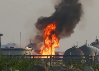 YEMEN. La guerra arde: hutíes advierten que atacarán industria petrolera saudí tras bombardeo a depósito yemení