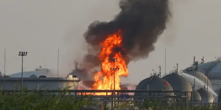 YEMEN. La guerra arde: hutíes advierten que atacarán industria petrolera saudí tras bombardeo a depósito yemení