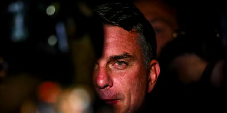 BRASIL. Trump anfitrión de la ultraderecha brasileña: Flávio Bolsonaro se escapa y se refugia en EEUU