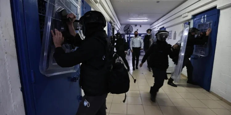 ISRAEL agrede a presos palestinos en aniversario del 7 de octubre