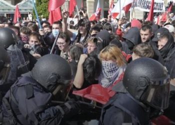 El ministerio del Interior vuelve a reprimir a los antifascistas que protestaban contra Vox, esta vez en Coruña