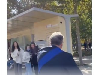 De cómo un diputado francés descubre a varios policías infiltrados en la movilización de los estudiantes (Video)