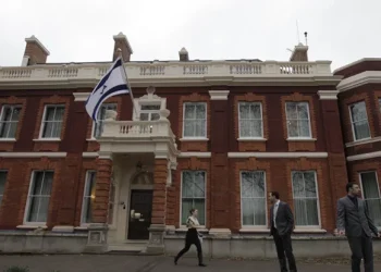 REINO UNIDO evalúa expulsar a 27 integrantes de la embajada de Israel en Londres