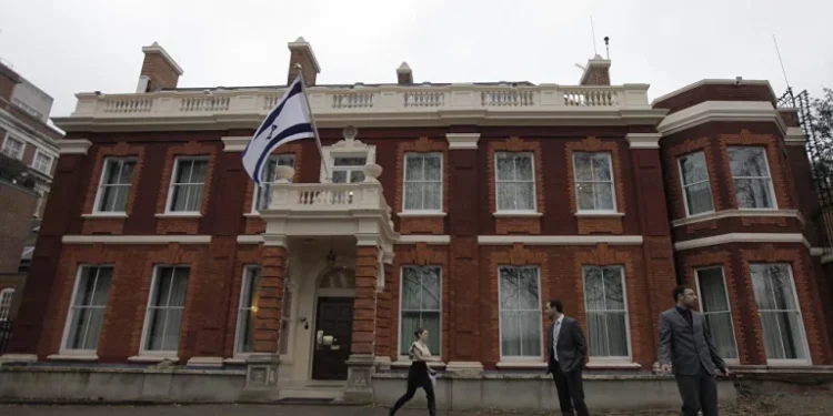 REINO UNIDO evalúa expulsar a 27 integrantes de la embajada de Israel en Londres