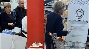 De cómo Angela Merkel se enocntró los supermercados semi.vacíos en Italia por la huelga de camioneros