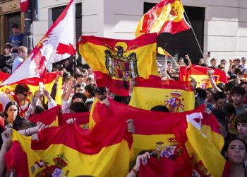 Fascistas henchidos de patriotismo tras el Desfile militar fueron a provocar a la acampada de la Puerta del Sol (Video)