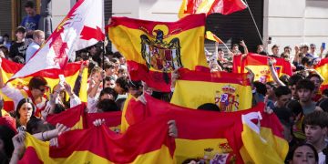 Fascistas henchidos de patriotismo tras el Desfile militar fueron a provocar a la acampada de la Puerta del Sol (Video)