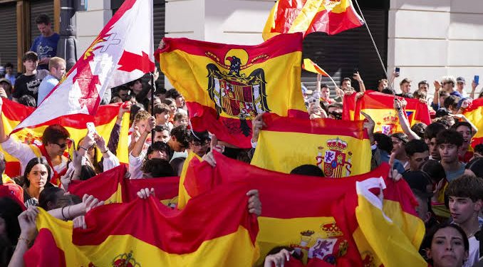 Fascistas henchidos de patriotismo tras el Desfile militar fueron a provocar a la acampada de la Puerta del Sol (Video)
