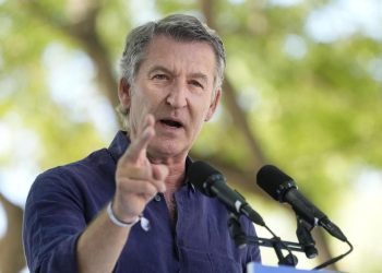 Feijóo representando a la totalidad del establishment del régimen hablando de las movilizaciones en Francia