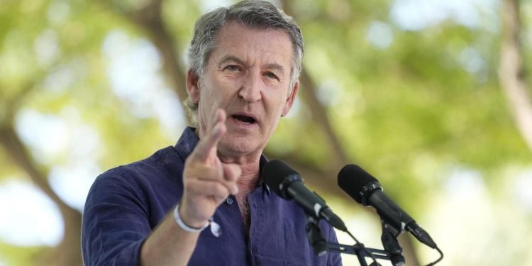 Feijóo representando a la totalidad del establishment del régimen hablando de las movilizaciones en Francia