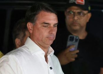 BRASIL convocó a diplomática argentina por complicidad de gobierno de Milei en huída de Flávio Bolsonaro
