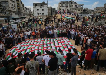 GAZA. ¿Cuántos más habrá? Funeral de 105 palestinos recuperados bajo escombros