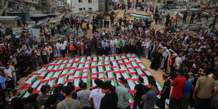 GAZA. ¿Cuántos más habrá? Funeral de 105 palestinos recuperados bajo escombros