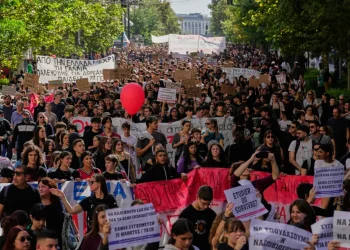 GRECIA. Miles de personas en las calles exigiendo viviendas dignas y educación de calidad