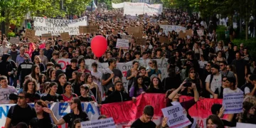 GRECIA. Miles de personas en las calles exigiendo viviendas dignas y educación de calidad