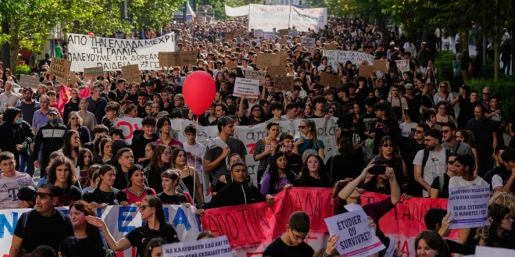 GRECIA. Miles de personas en las calles exigiendo viviendas dignas y educación de calidad