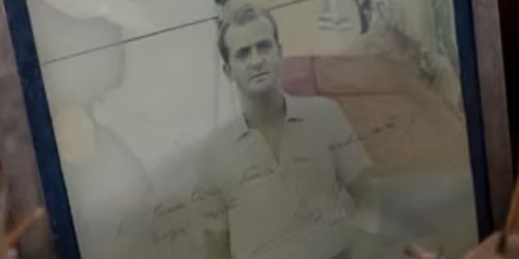 «Al Excelentísimo Franco, con mucho cariño y mucho respeto. Juan Carlos, 1970», firmado: Juan Carlos de Borbón