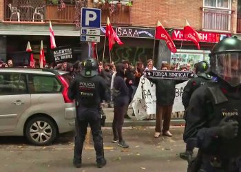 Víctima de estafa y del capitalismo: desahucian en Barcelona a madre soltera y a su hijo de 9 años