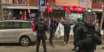 Víctima de estafa y del capitalismo: desahucian en Barcelona a madre soltera y a su hijo de 9 años