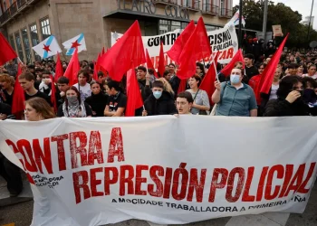 GALIZA. Miles de personas movilizadas este domingo contra la represión policial y el fascismo