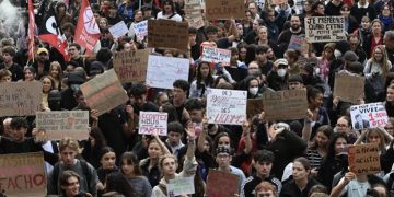 Francia vive este martes una jornada de lucha histórica: movilizaciones, barricadas y la Marsellesa y la Internacional en los altavoces